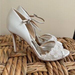 Badgely Mischka white shoes with flowers. Cocktail or bridal